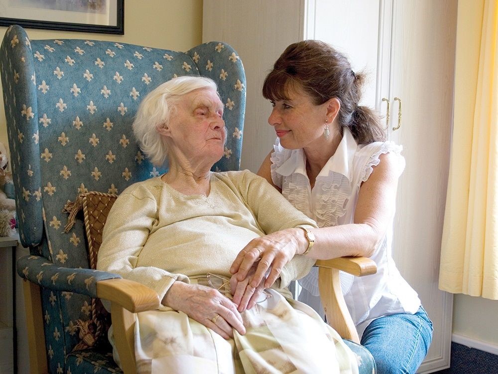 Dành thời gian trò chuyện cùng người già cũng góp phần giảm thiểu suy giảm trí nhớ
