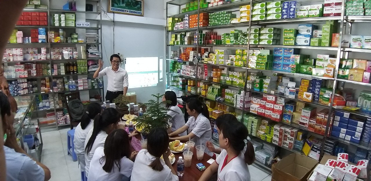 Giám đốc Careline đào tạo sản phẩm cho Nhà thuốc Huy Mai