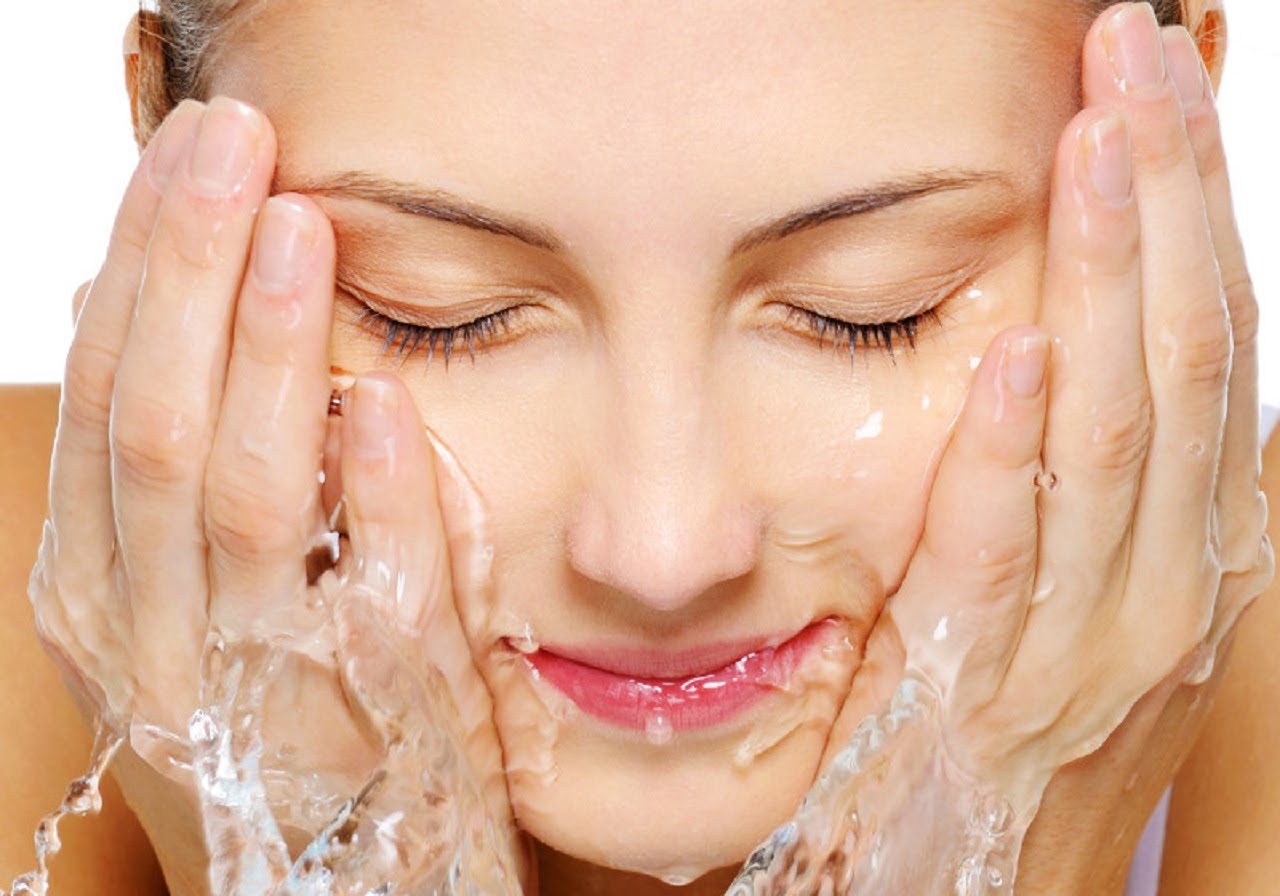 rửa mặt sau khi đắp mặt nạ collagen