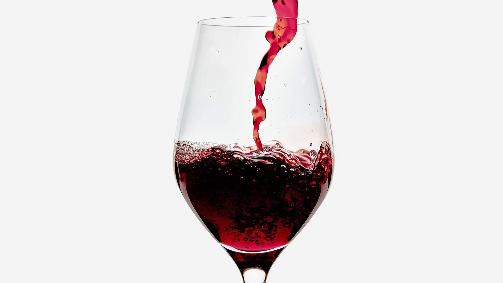 Sử dụng rượu vang đỏ là một trong những biện pháp bổ sung nội tiết tố nữ phổ biến được nhiều chị em thực hiện